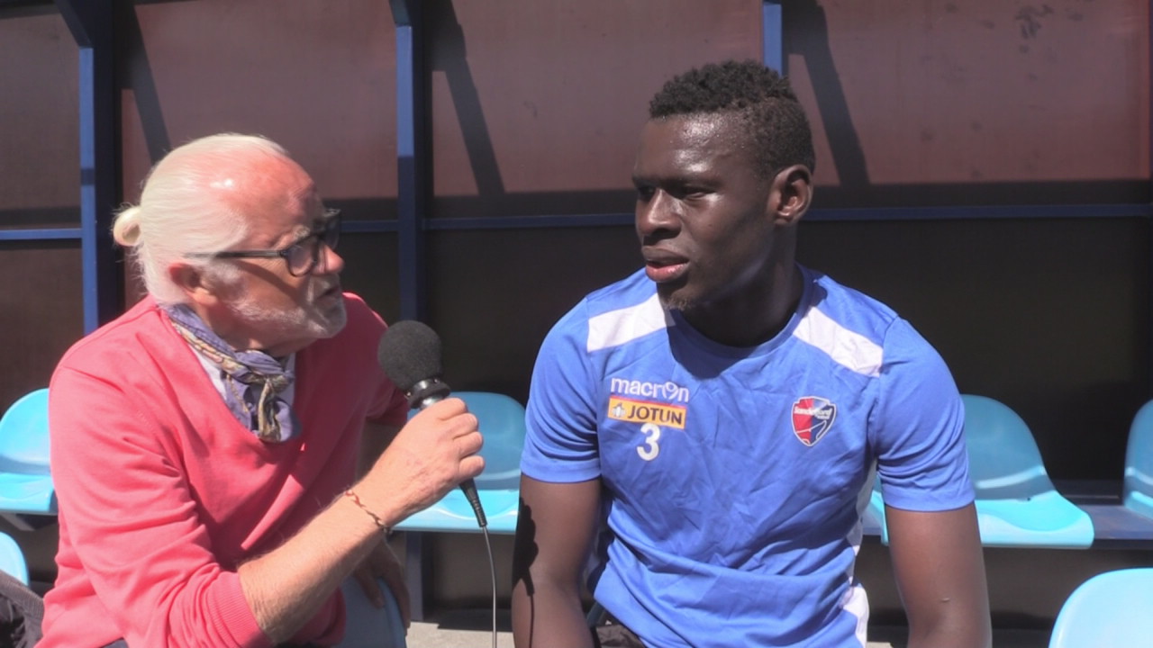 Seck smiler om kapp med solen